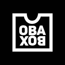 o logotipo da caixa oba box em um fundo preto